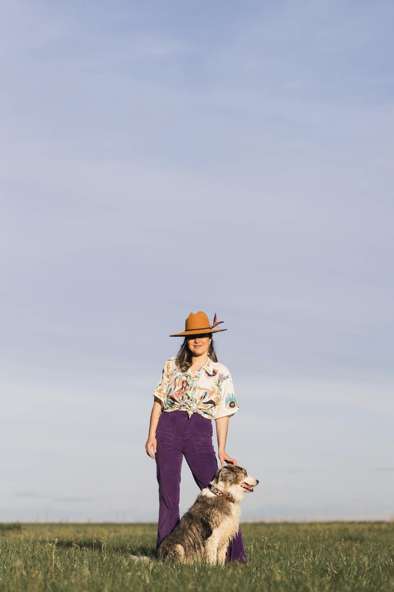 Fanny Shanka debout dans un champ avec son chien